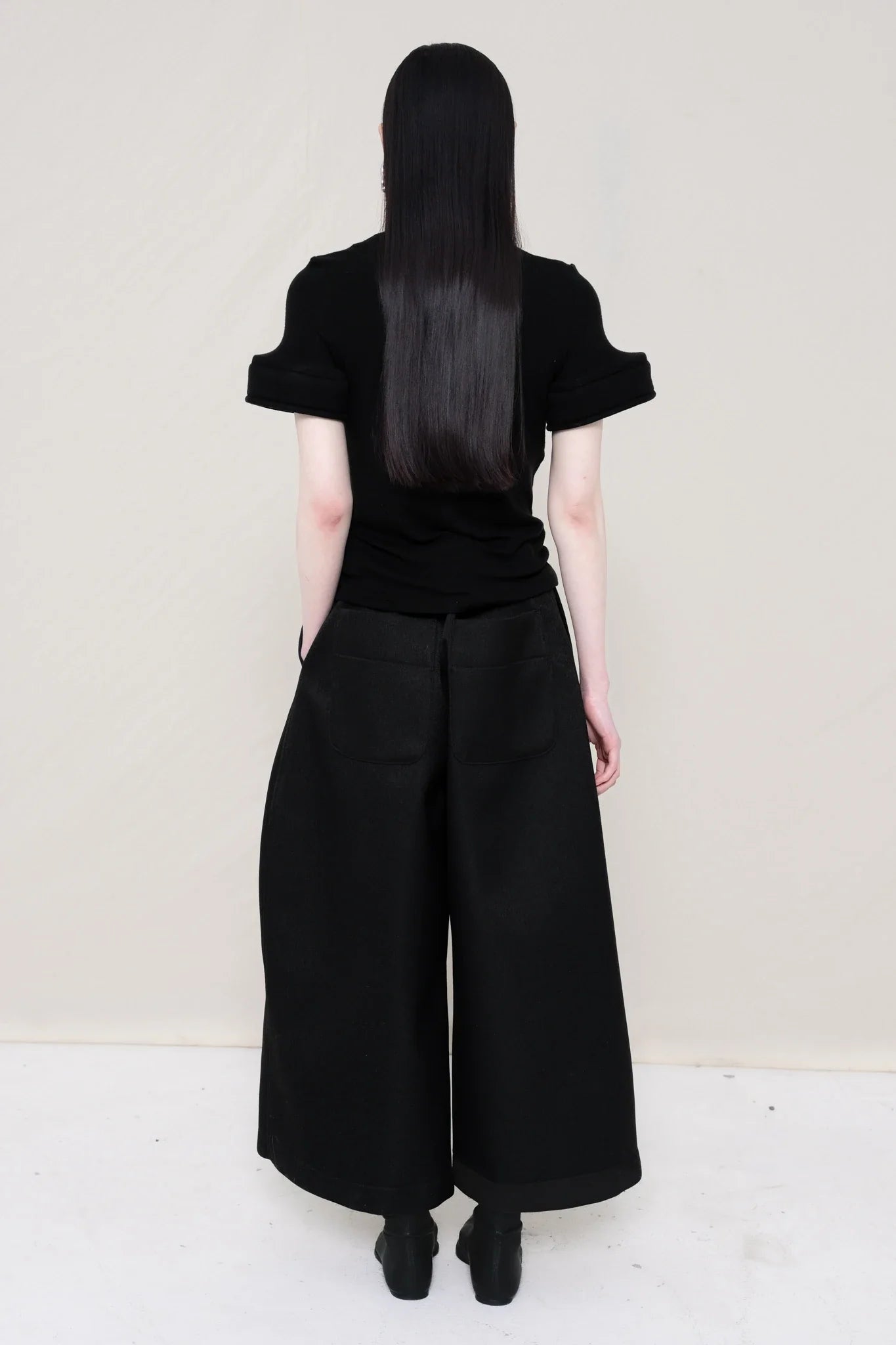 BLACK FOAM CUFF TEE