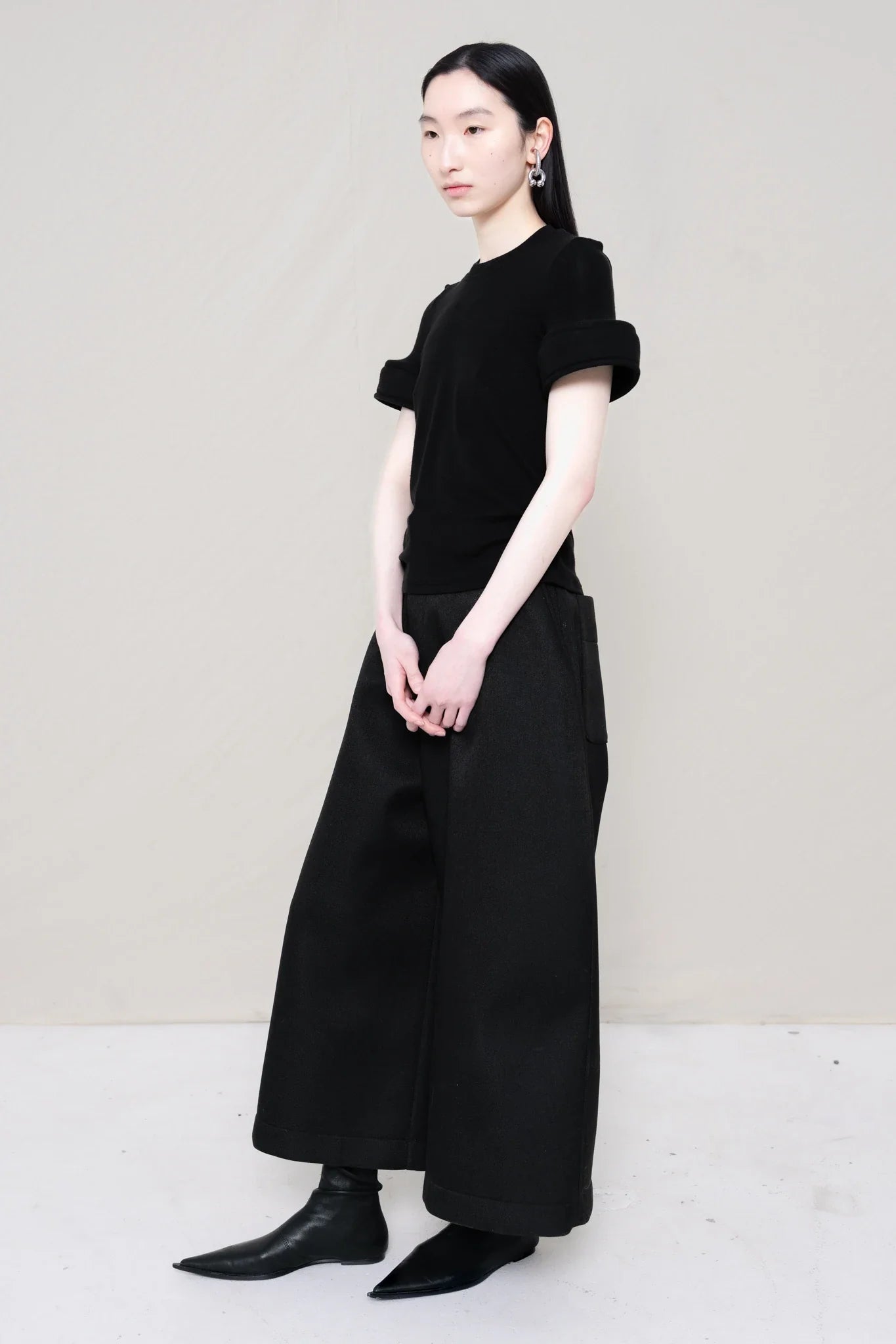 BLACK FOAM CUFF TEE